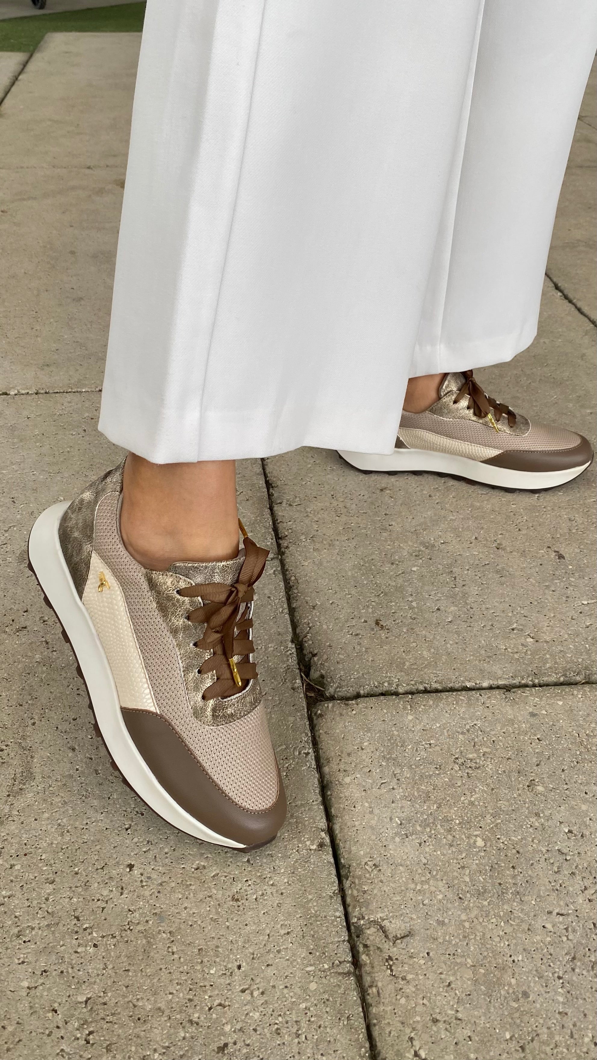 Tenis para mujer diseñados en Costa Rica. Calzado cómodo, casual y versátil con envío a todo Costa Rica e internacional.