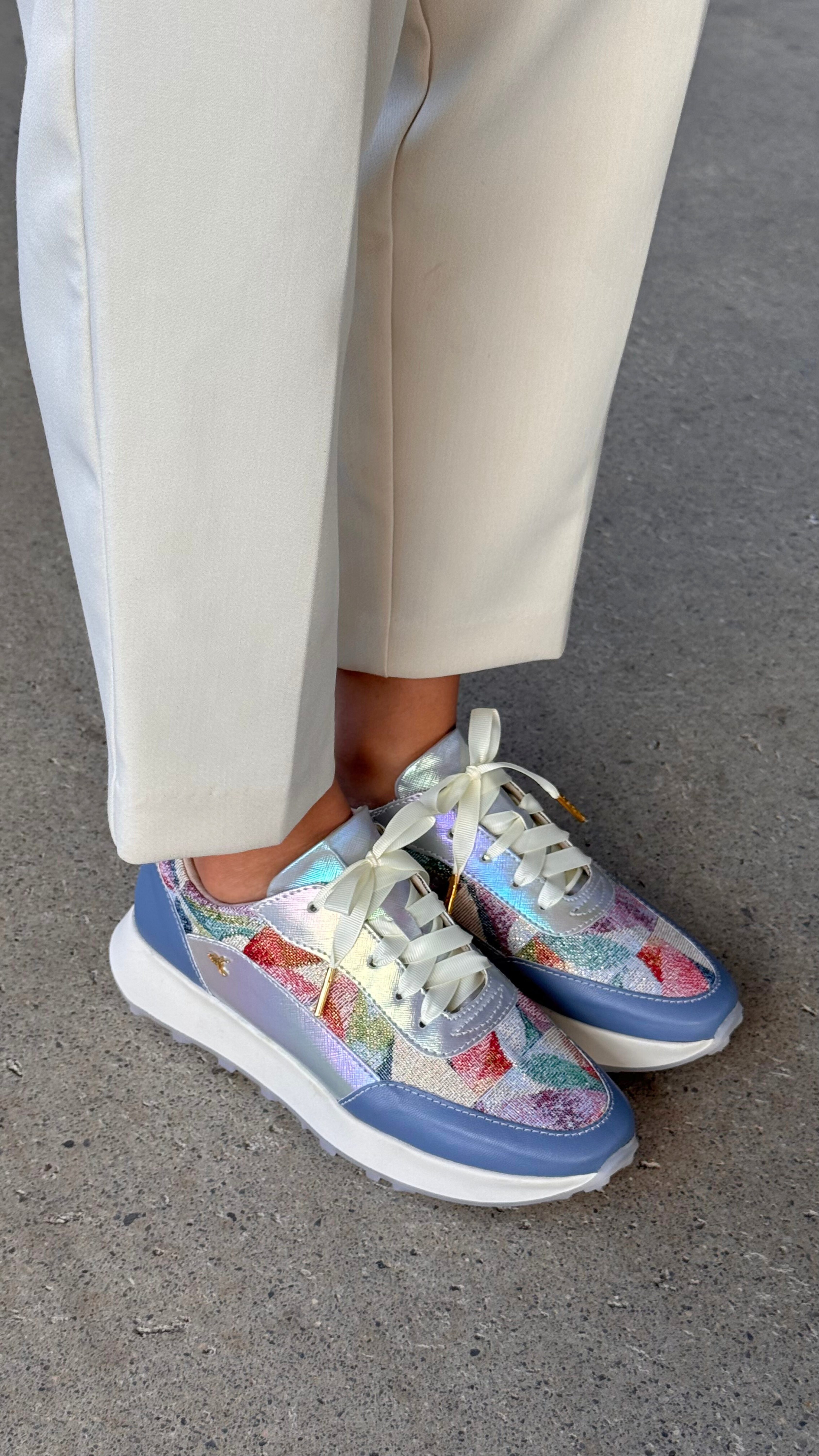 Tenis para mujer diseñados en Costa Rica. Calzado cómodo, casual y versátil con envío a todo Costa Rica e internacional.