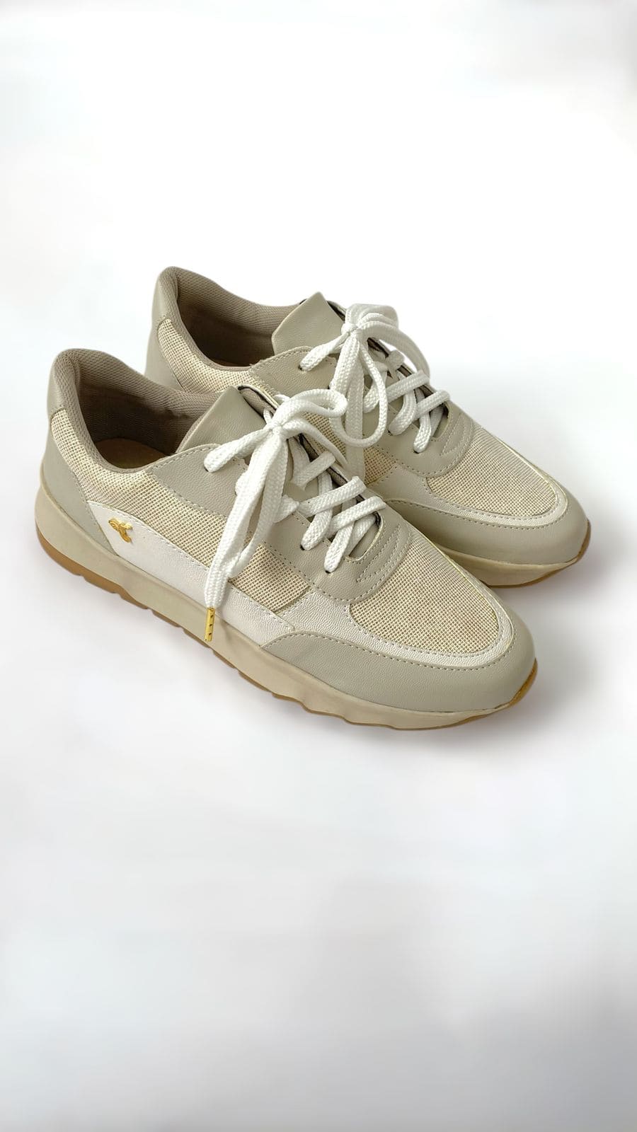Tenis para mujer diseñados en Costa Rica. Calzado cómodo, casual y versátil con envío a todo Costa Rica e internacional.