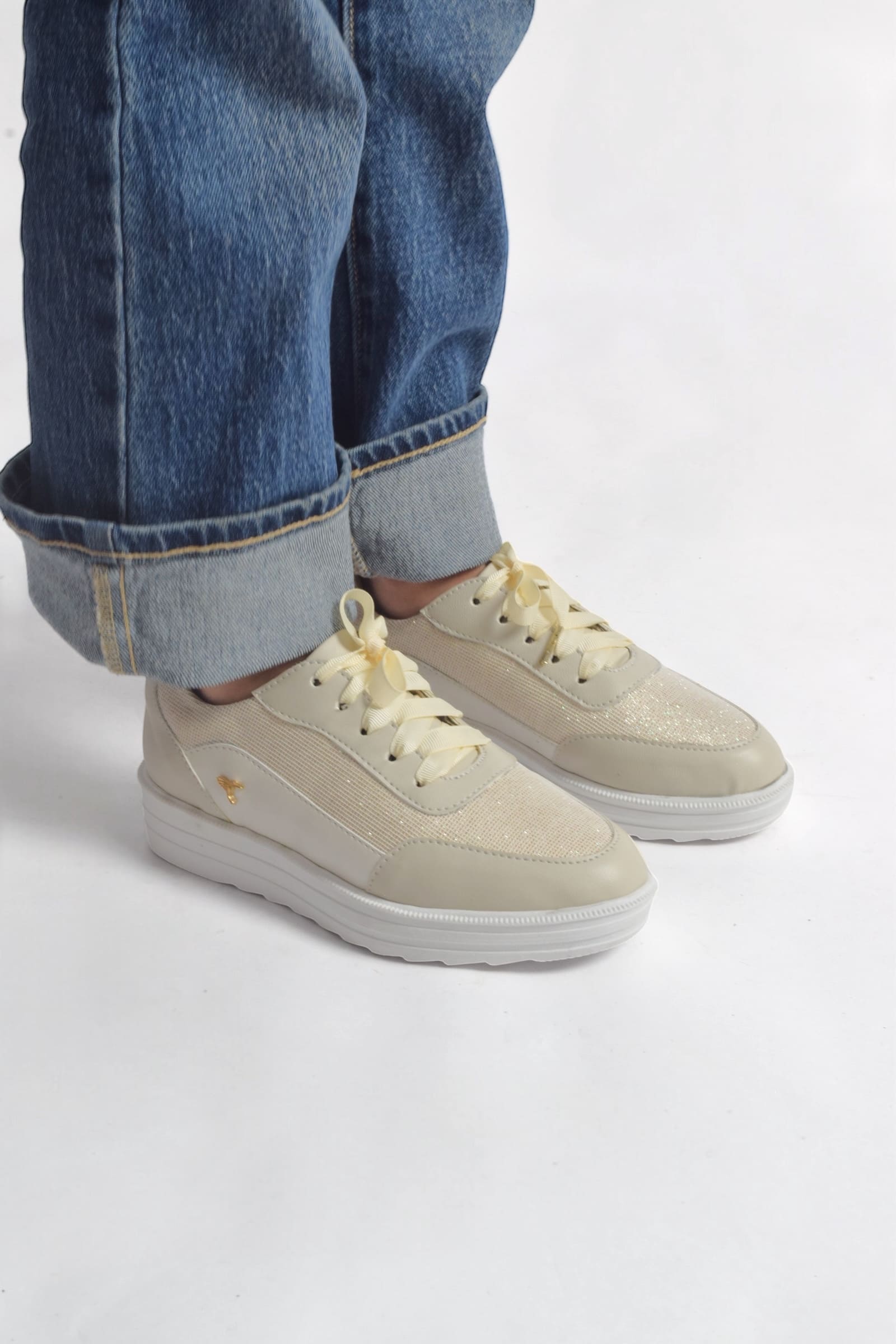 Tenis para mujer diseñados en Costa Rica. Calzado cómodo, casual y versátil con envío a todo Costa Rica e internacional.