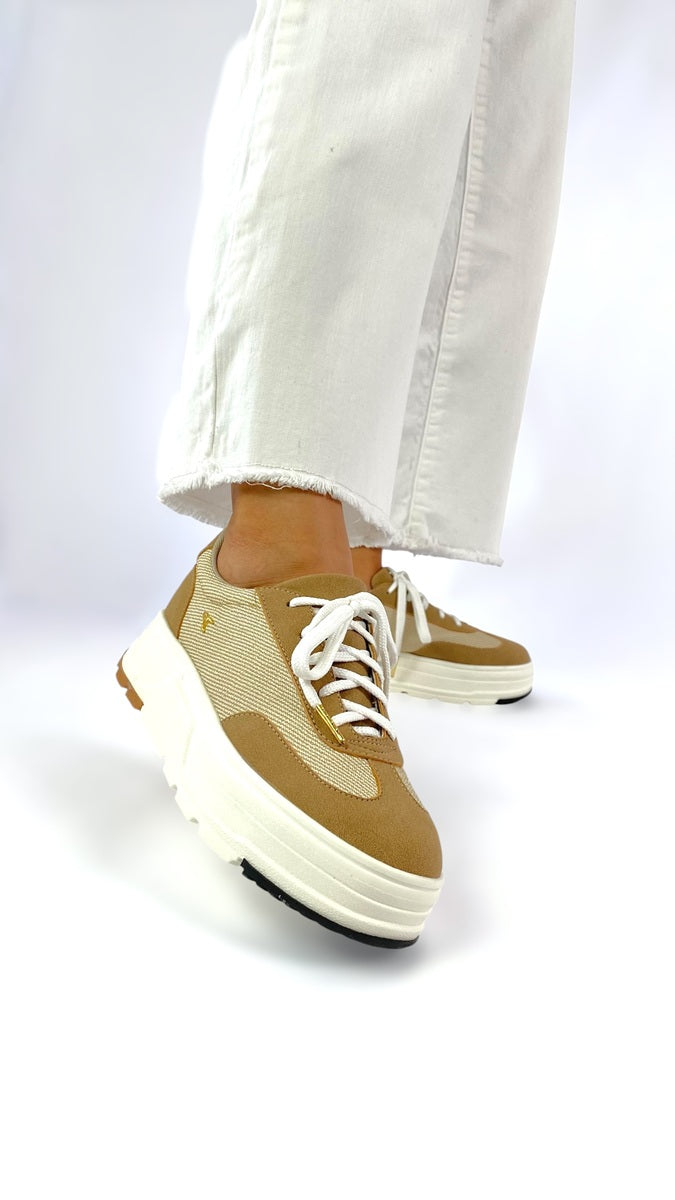 Tenis Clásico con Plataforma Beige