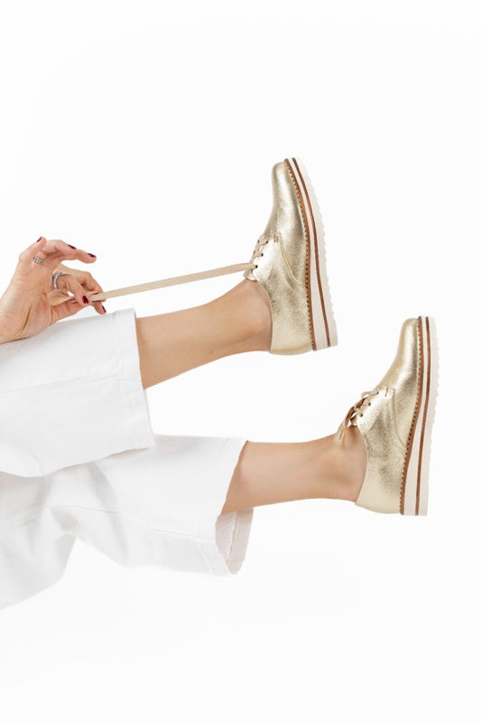 Zapatos oxford y derby para mujer diseñados en Costa Rica por Yahonis Chaves. Estilo clásico, cómodo y versátil con envío nacional e internacional.