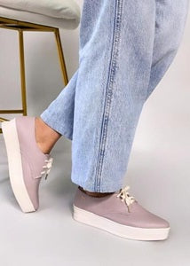 Zapatos oxford y derby para mujer diseñados en Costa Rica por Yahonis Chaves. Estilo clásico, cómodo y versátil con envío nacional e internacional.