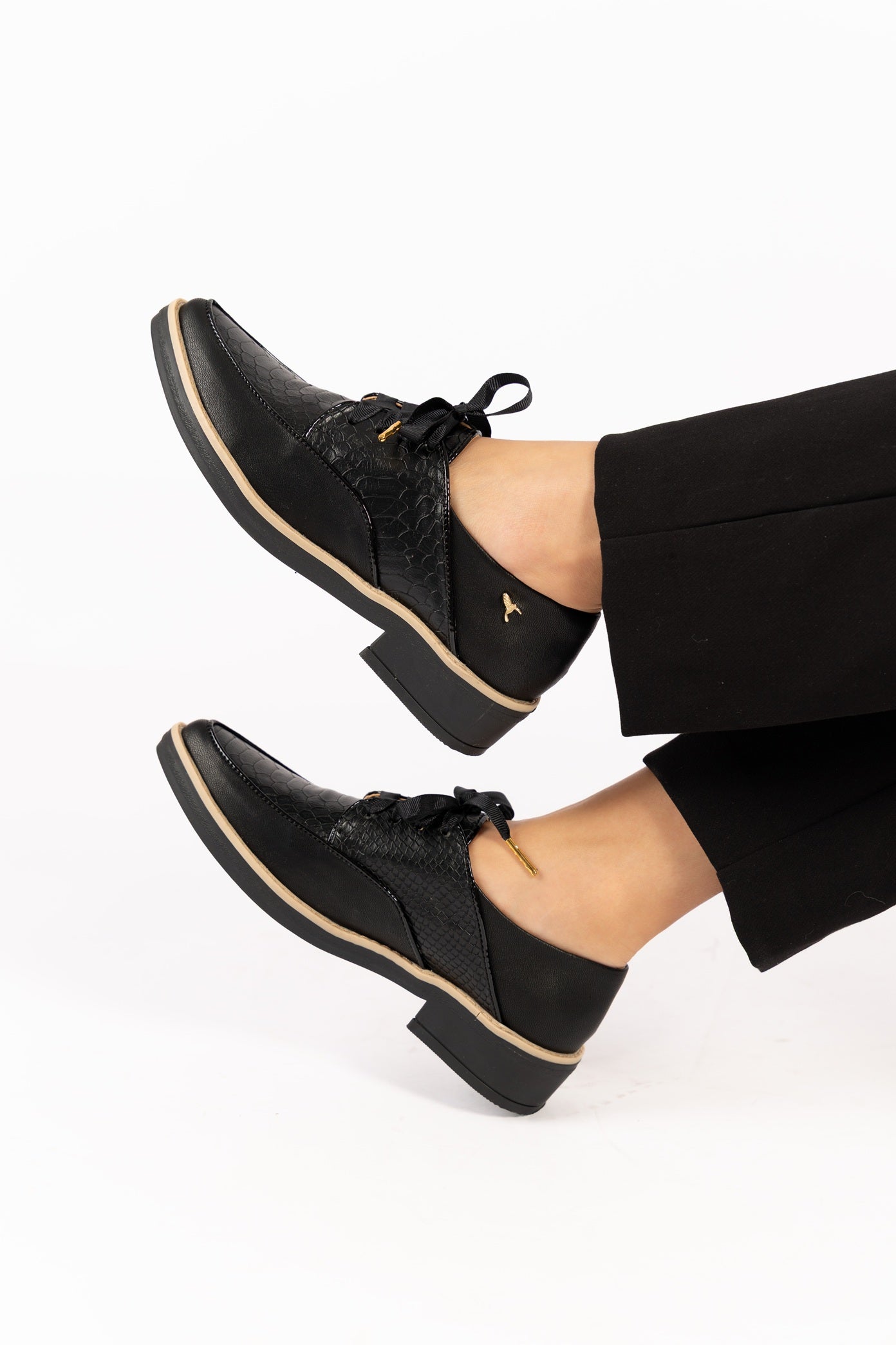 Zapatos oxford y derby para mujer diseñados en Costa Rica por Yahonis Chaves. Estilo clásico, cómodo y versátil con envío nacional e internacional.