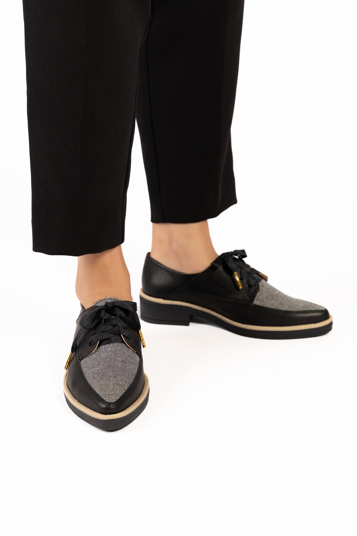 Zapatos oxford y derby para mujer diseñados en Costa Rica por Yahonis Chaves. Estilo clásico, cómodo y versátil con envío nacional e internacional.