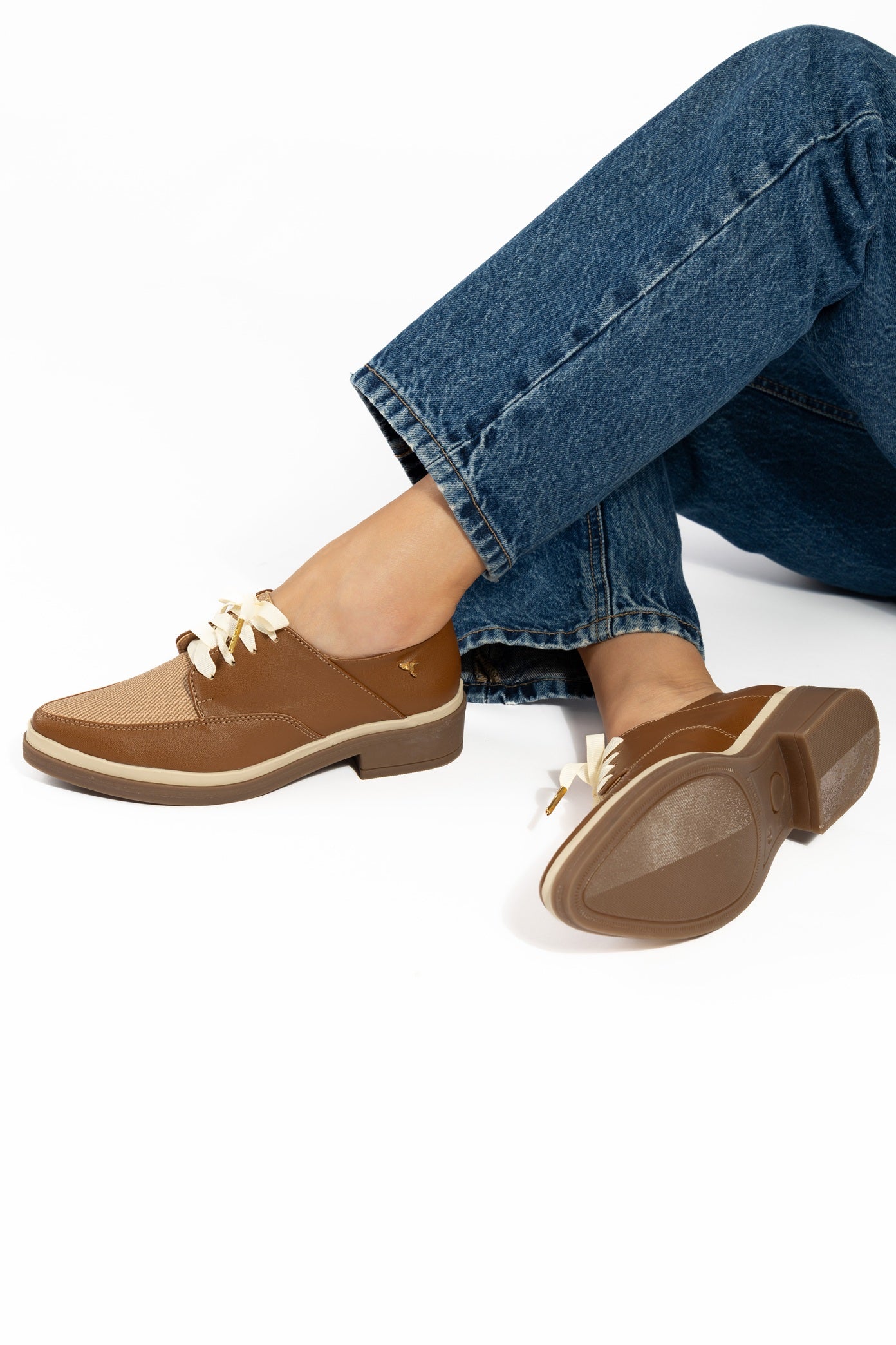 Zapatos oxford y derby para mujer diseñados en Costa Rica por Yahonis Chaves. Estilo clásico, cómodo y versátil con envío nacional e internacional.