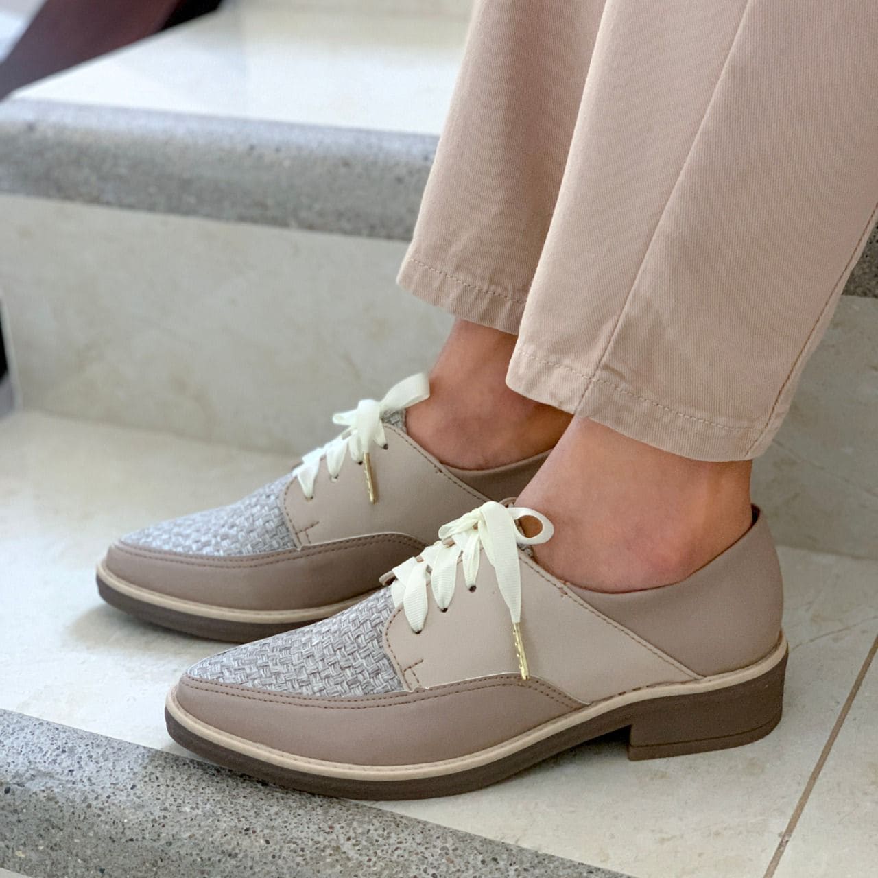 Zapatos oxford y derby para mujer diseñados en Costa Rica por Yahonis Chaves. Estilo clásico, cómodo y versátil con envío nacional e internacional.