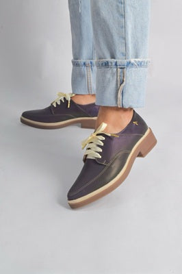 Zapatos oxford y derby para mujer diseñados en Costa Rica por Yahonis Chaves. Estilo clásico, cómodo y versátil con envío nacional e internacional.