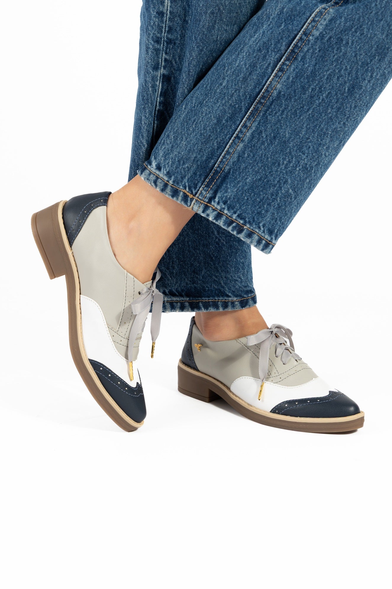 Zapatos oxford y derby para mujer diseñados en Costa Rica por Yahonis Chaves. Estilo clásico, cómodo y versátil con envío nacional e internacional.