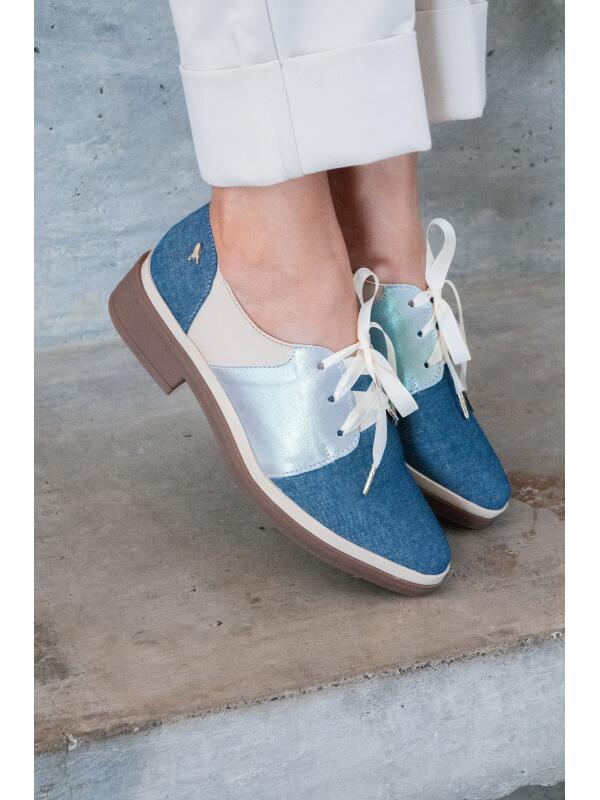 Zapatos oxford y derby para mujer diseñados en Costa Rica por Yahonis Chaves. Estilo clásico, cómodo y versátil con envío nacional e internacional.