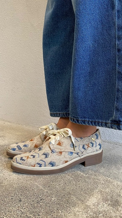 Zapatos oxford y derby para mujer diseñados en Costa Rica por Yahonis Chaves. Estilo clásico, cómodo y versátil con envío nacional e internacional.