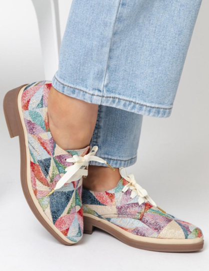 Zapatos oxford y derby para mujer diseñados en Costa Rica por Yahonis Chaves. Estilo clásico, cómodo y versátil con envío nacional e internacional.