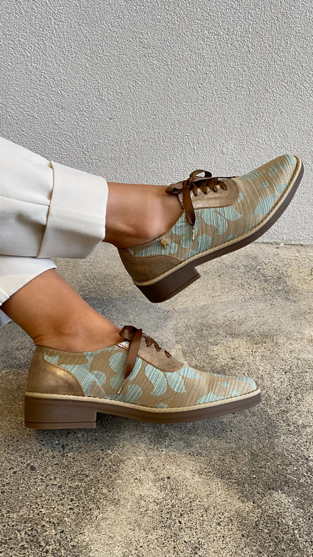 Zapatos oxford y derby para mujer diseñados en Costa Rica por Yahonis Chaves. Estilo clásico, cómodo y versátil con envío nacional e internacional.