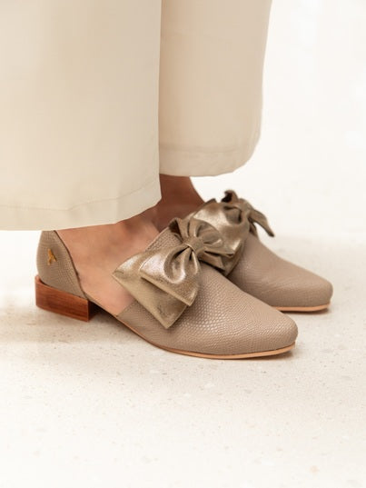 Loafer with Cut-Out Serpentus Oyster Detail