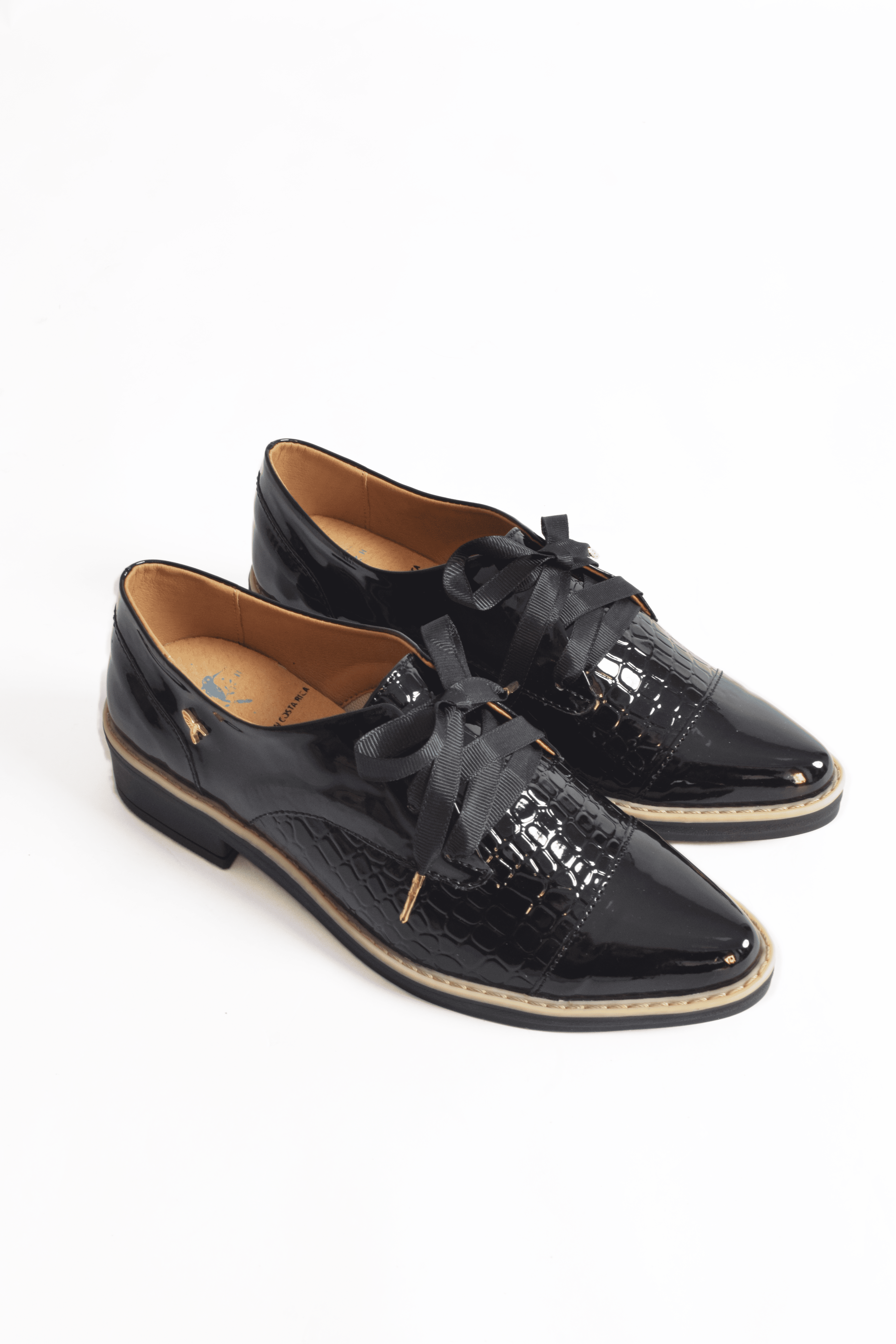 Zapatos oxford y derby para mujer diseñados en Costa Rica por Yahonis Chaves. Estilo clásico, cómodo y versátil con envío nacional e internacional.