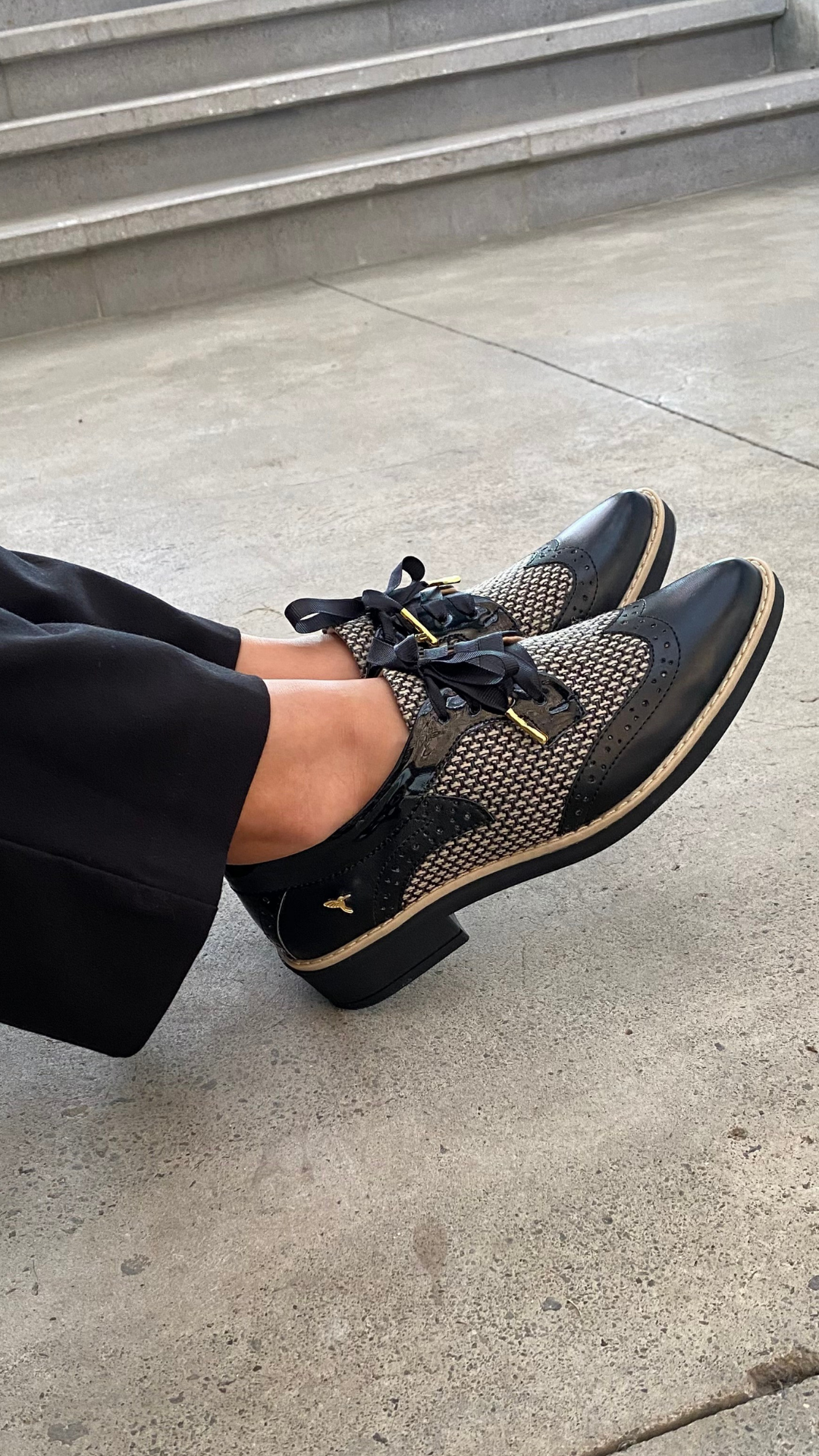 Zapatos oxford y derby para mujer diseñados en Costa Rica por Yahonis Chaves. Estilo clásico, cómodo y versátil con envío nacional e internacional.