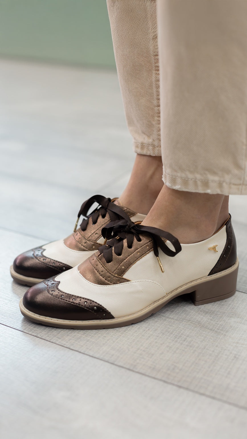 Zapatos oxford y derby para mujer diseñados en Costa Rica por Yahonis Chaves. Estilo clásico, cómodo y versátil con envío nacional e internacional.