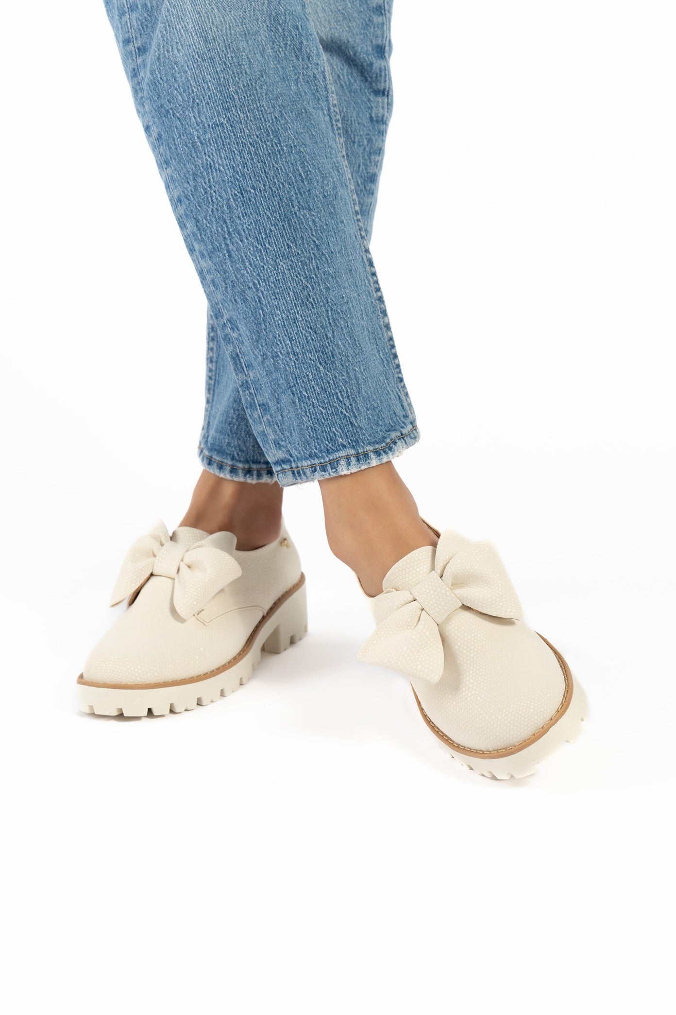 Mocasines para mujer hechos en Costa Rica. Diseño cómodo, elegante y versátil para uso diario con envío nacional e internacional.