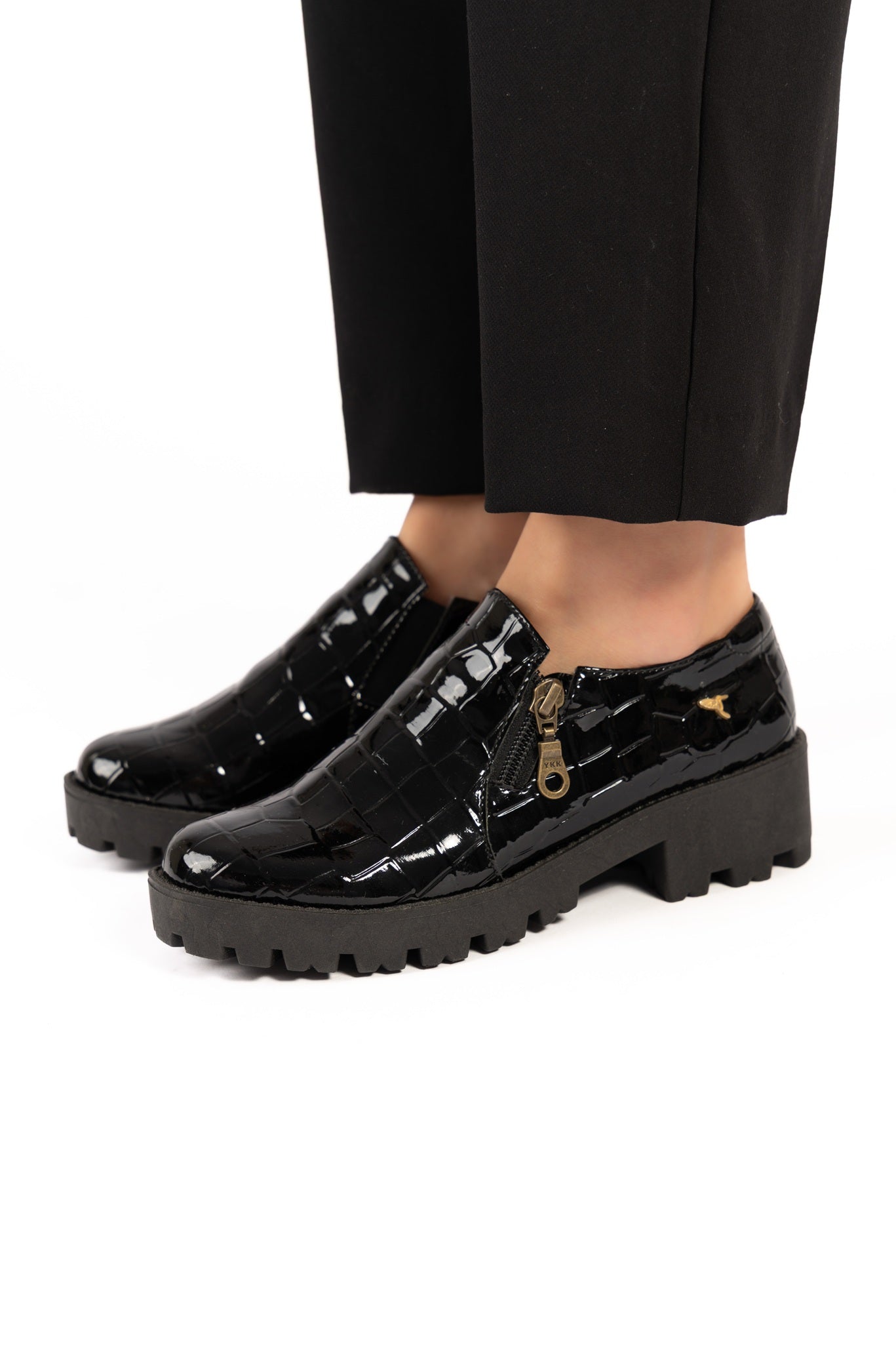 Mocasín Punta Redonda Con Zipper Lagarto Negro