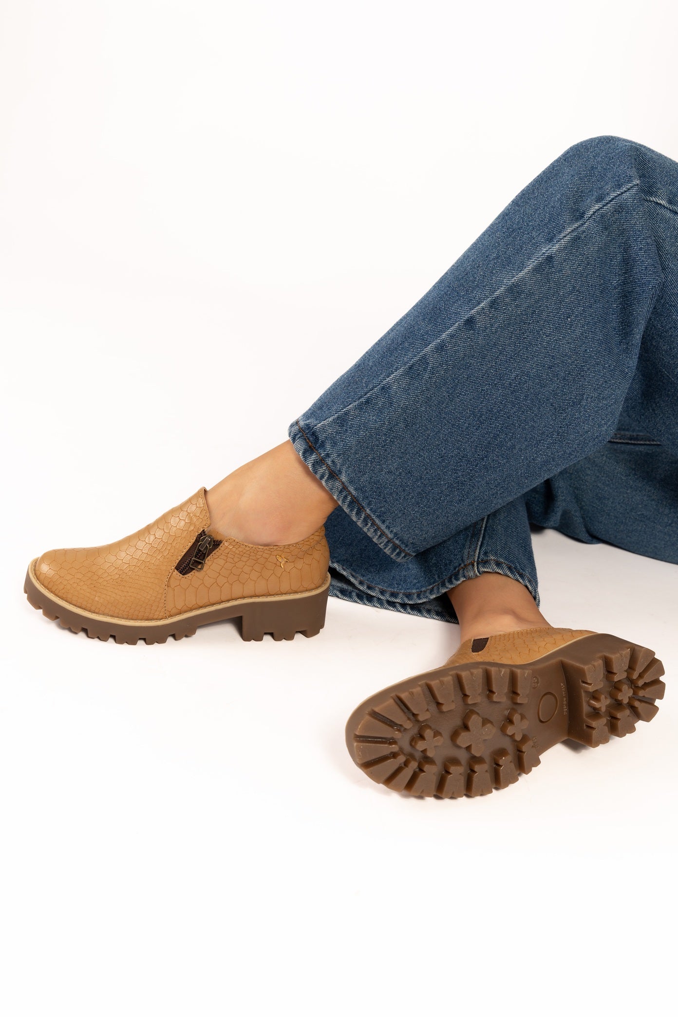 Mocasines para mujer hechos en Costa Rica. Diseño cómodo, elegante y versátil para uso diario con envío nacional e internacional.