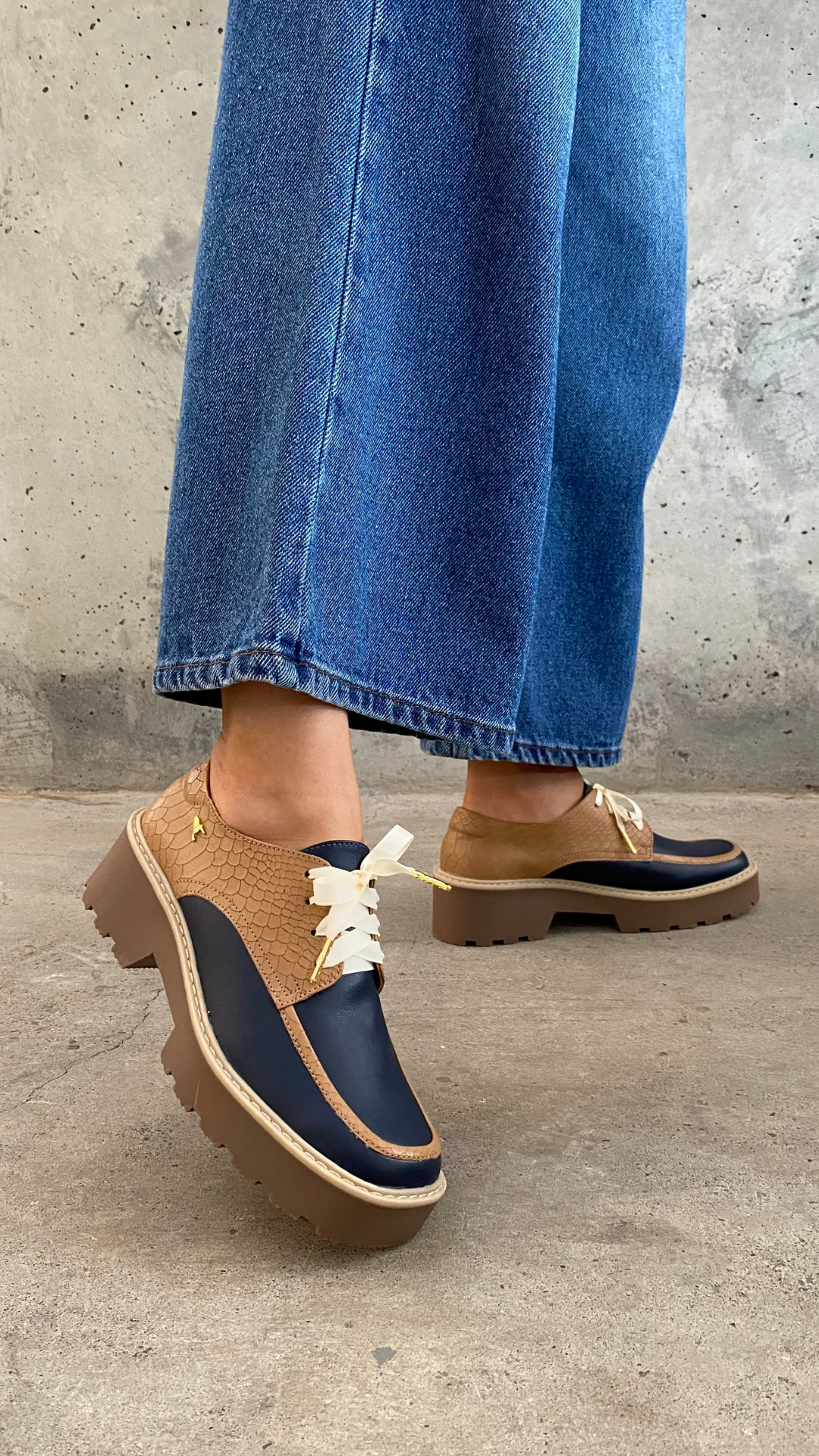 Zapatos oxford y derby para mujer diseñados en Costa Rica por Yahonis Chaves. Estilo clásico, cómodo y versátil con envío nacional e internacional.