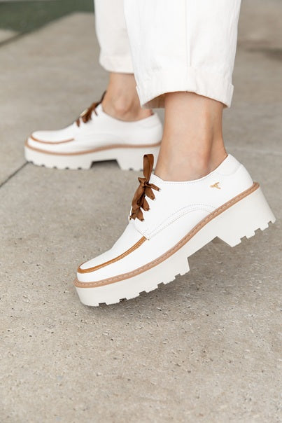 Zapatos oxford y derby para mujer diseñados en Costa Rica por Yahonis Chaves. Estilo clásico, cómodo y versátil con envío nacional e internacional.