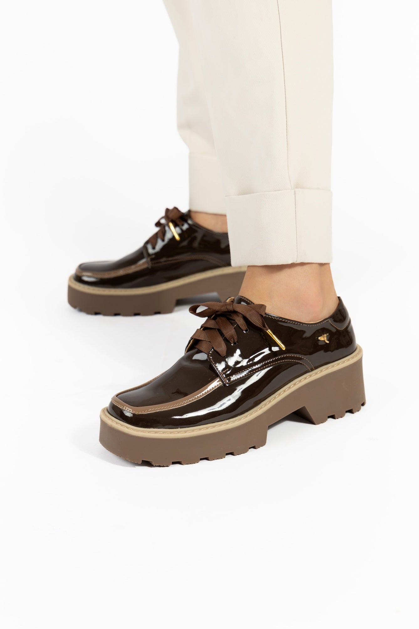 Zapatos oxford y derby para mujer diseñados en Costa Rica por Yahonis Chaves. Estilo clásico, cómodo y versátil con envío nacional e internacional.