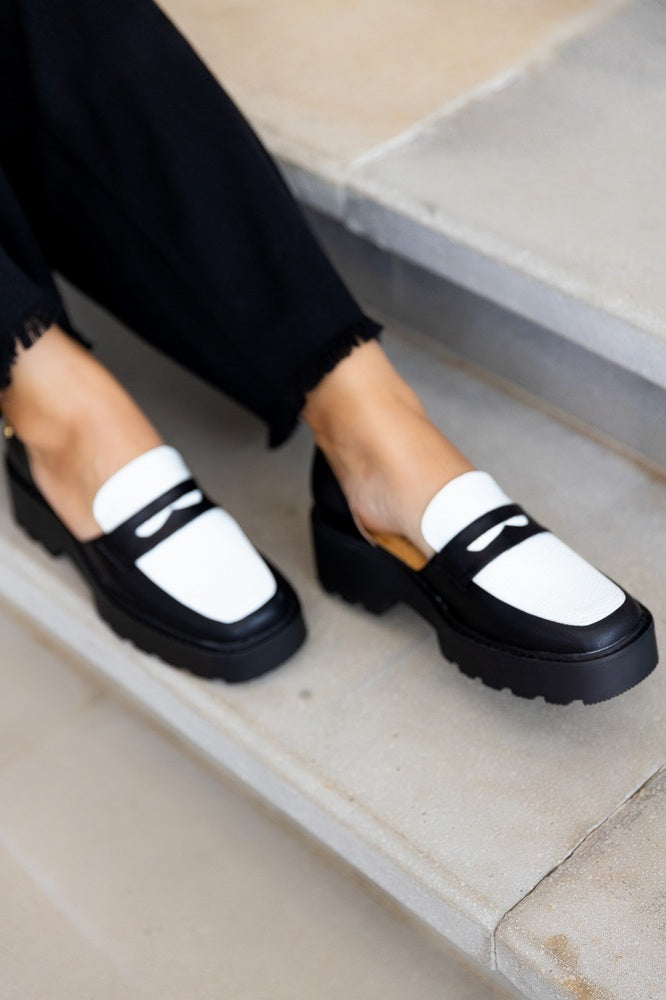 Cut-Out Square Toe Loafer Black-Plain