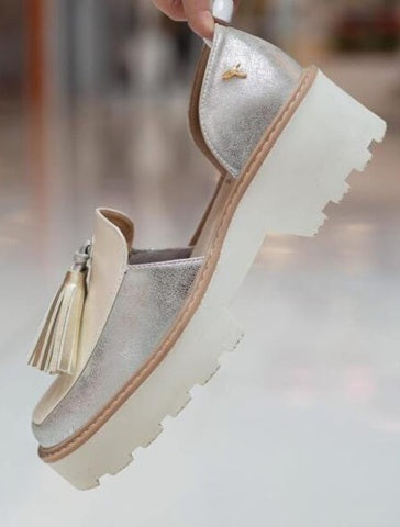 Mocasines para mujer hechos en Costa Rica. Diseño cómodo, elegante y versátil para uso diario con envío nacional e internacional.