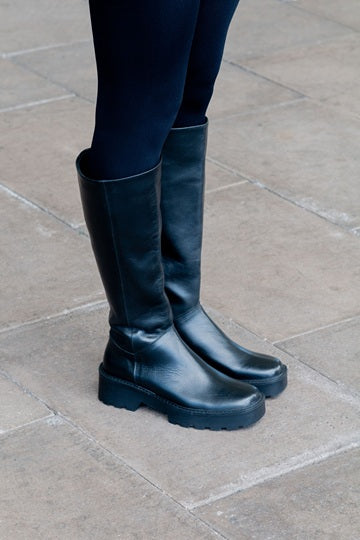 Bota de Caña Alta Punta Cuadrada Negro-Liso