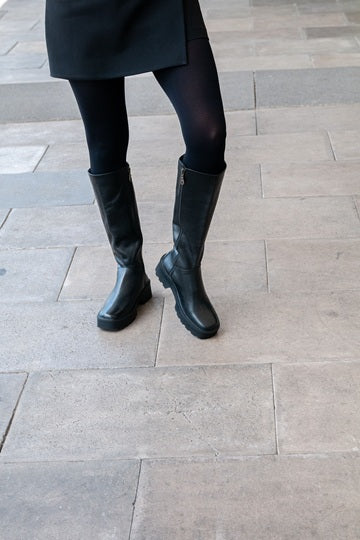 Bota de Caña Alta Punta Cuadrada Negro-Liso