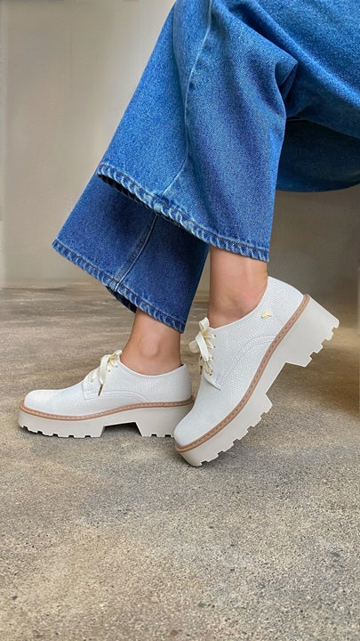 Zapatos oxford y derby para mujer diseñados en Costa Rica por Yahonis Chaves. Estilo clásico, cómodo y versátil con envío nacional e internacional.