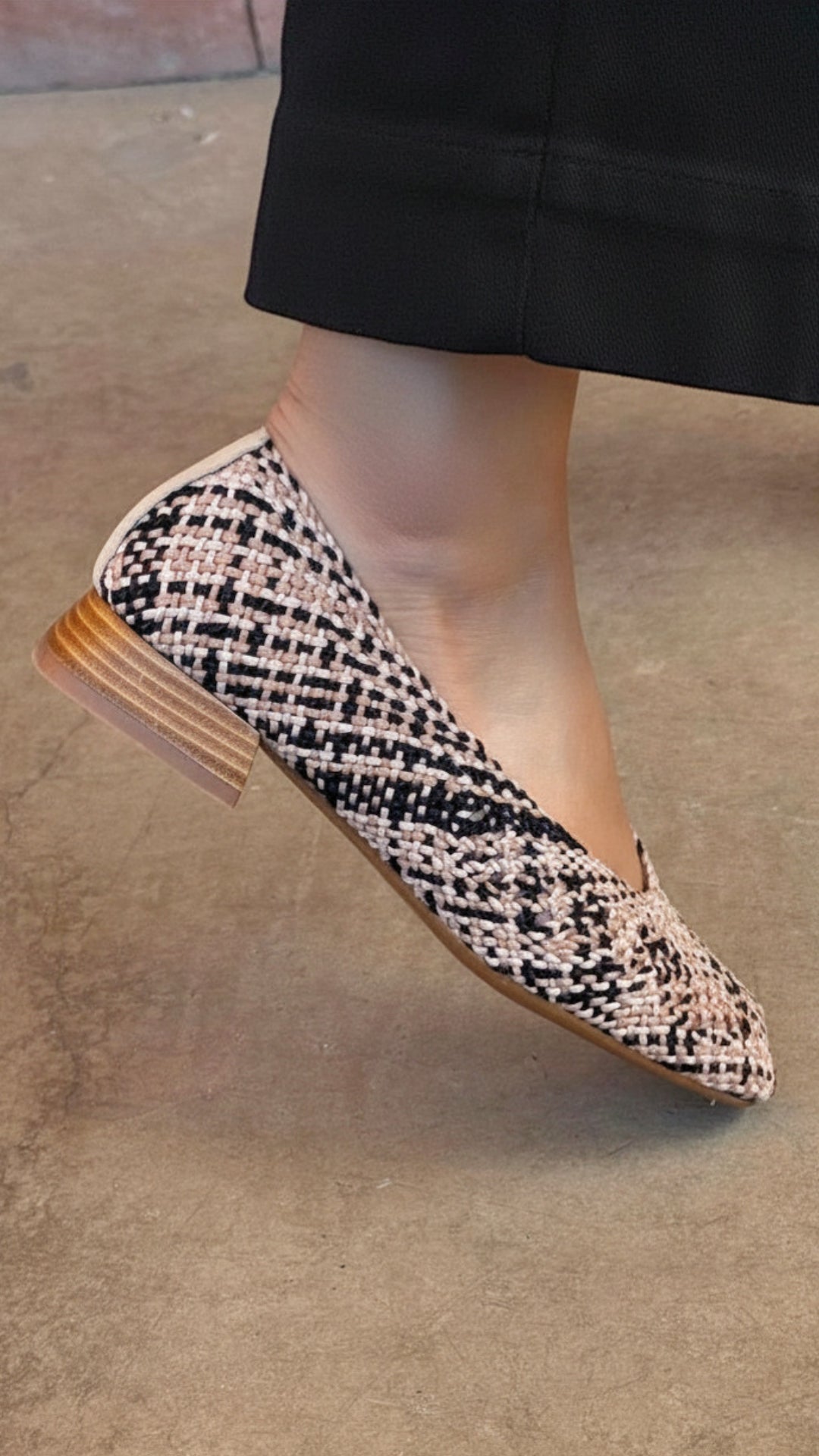 Timeless Black and Beige Flat