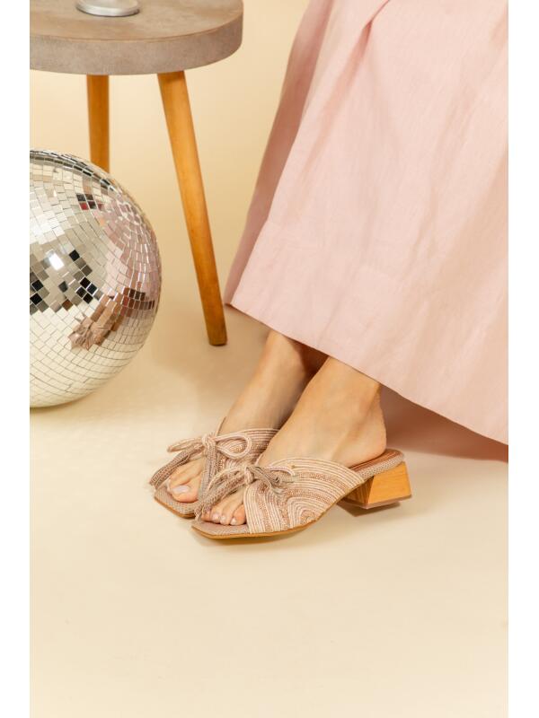 Sandalias de cuero para mujer diseñadas en Costa Rica. Estilos cómodos, modernos y versátiles con envío a todo Costa Rica e internacional.