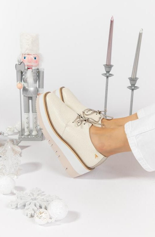 Zapatos oxford y derby para mujer diseñados en Costa Rica por Yahonis Chaves. Estilo clásico, cómodo y versátil con envío nacional e internacional.