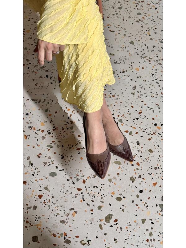 Pump con Punta Wingtip Cafe