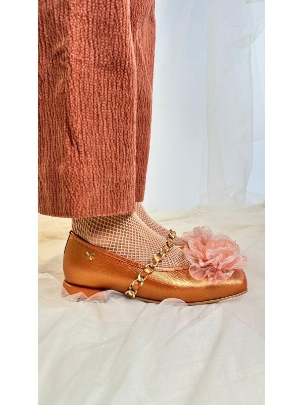 Mary jane y flats de cuero para mujer diseñados y hechos en Costa Rica. Calzado cómodo, femenino y versátil con envío a todo Costa Rica e internacional.