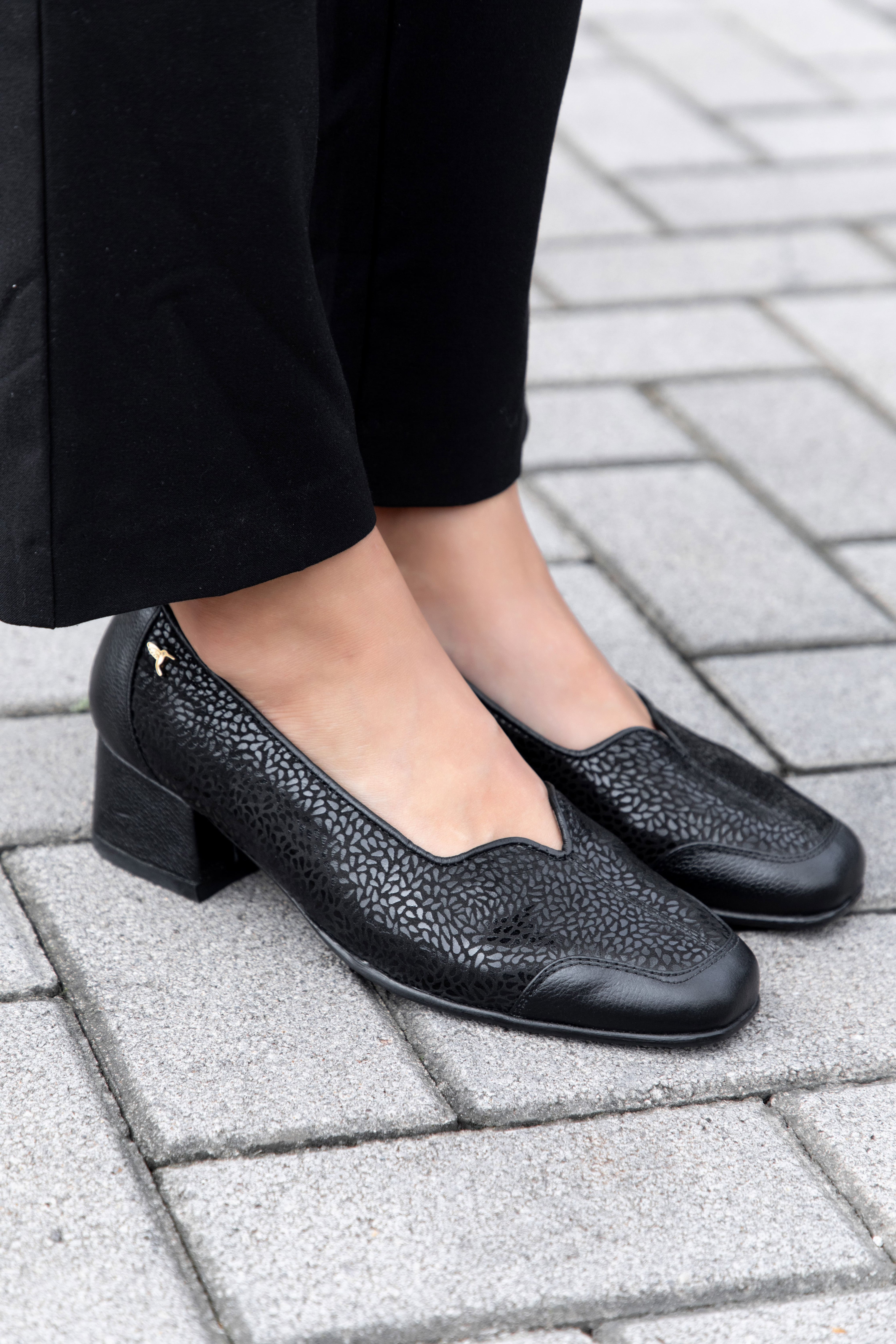 Mocasines de cuero para mujer hechos en Costa Rica. Diseño cómodo, elegante y versátil para uso diario con envío nacional e internacional.