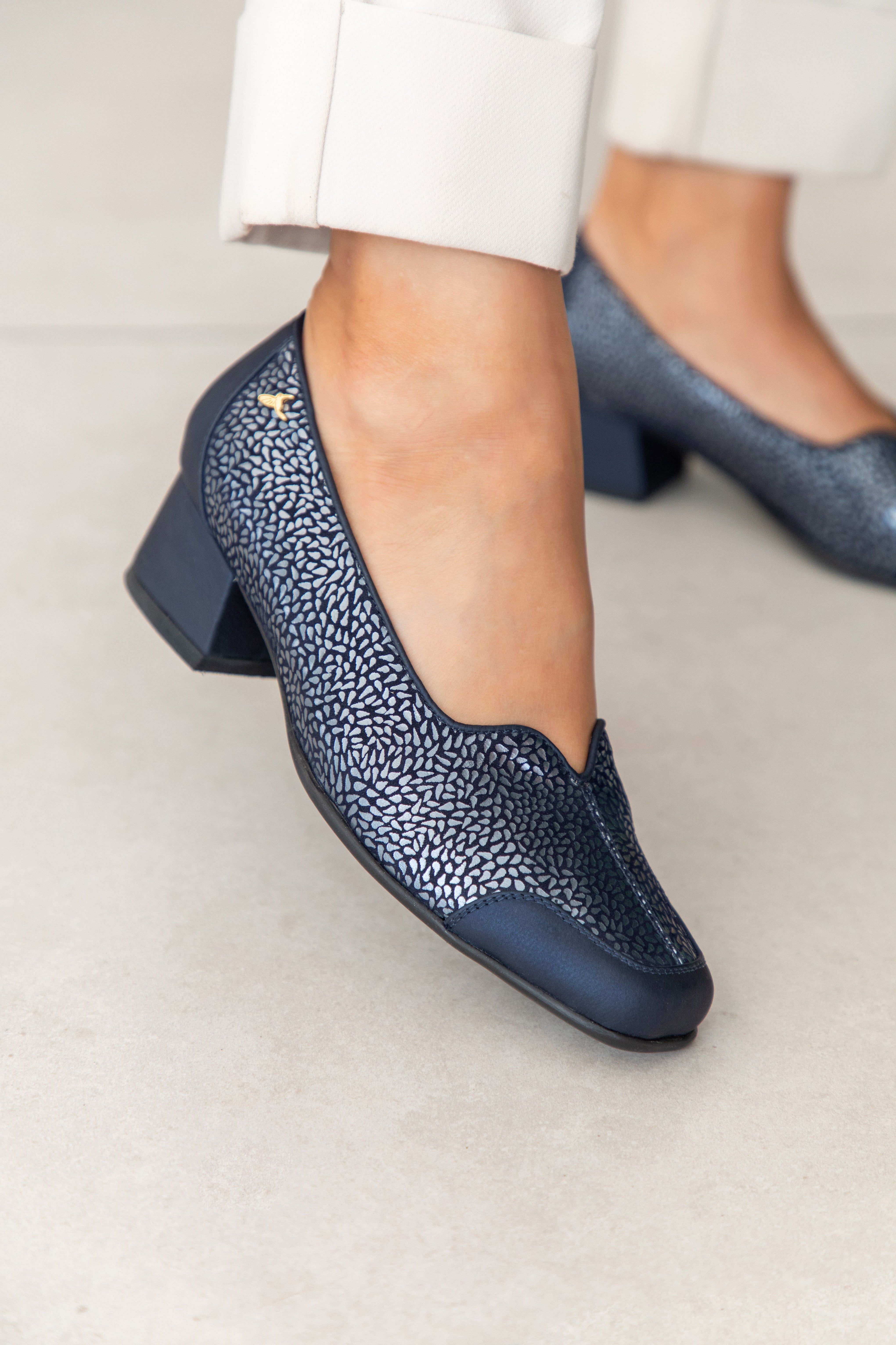 Mocasines de cuero para mujer hechos en Costa Rica. Diseño cómodo, elegante y versátil para uso diario con envío nacional e internacional.