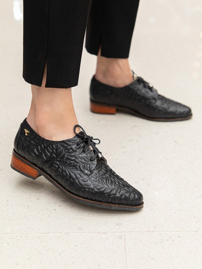 Derby Clásico Punta Alargada Negro