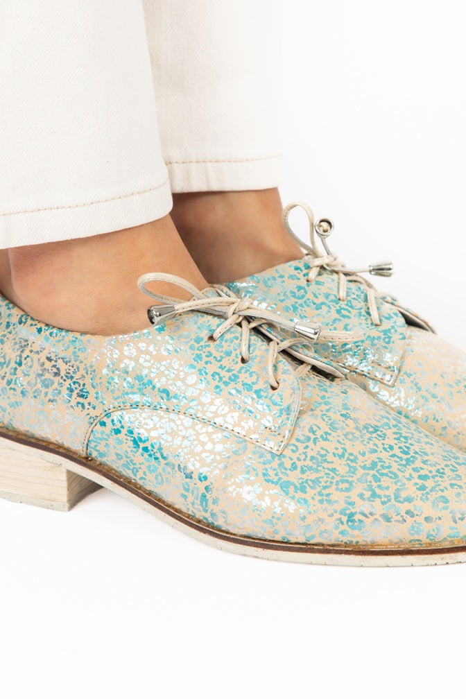 Derby Clásico Punta Alargada Turquesa