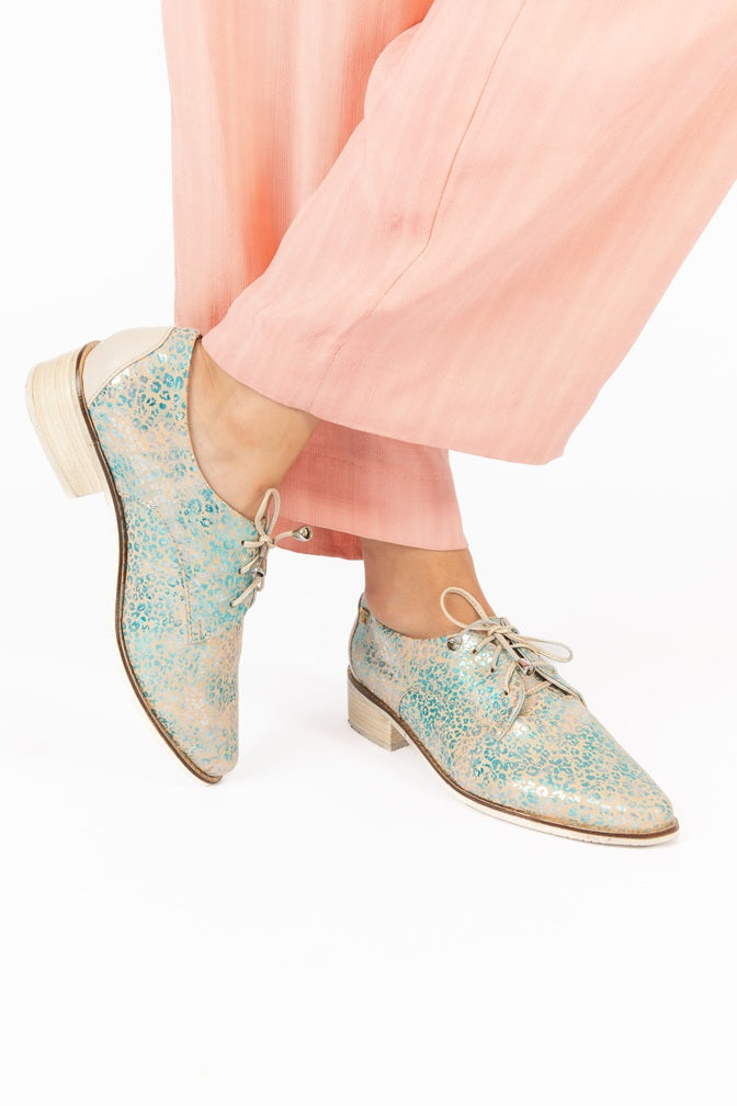 Derby Clásico Punta Alargada Turquesa