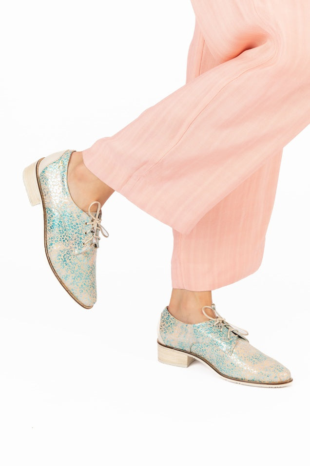 Derby Clásico Punta Alargada Turquesa