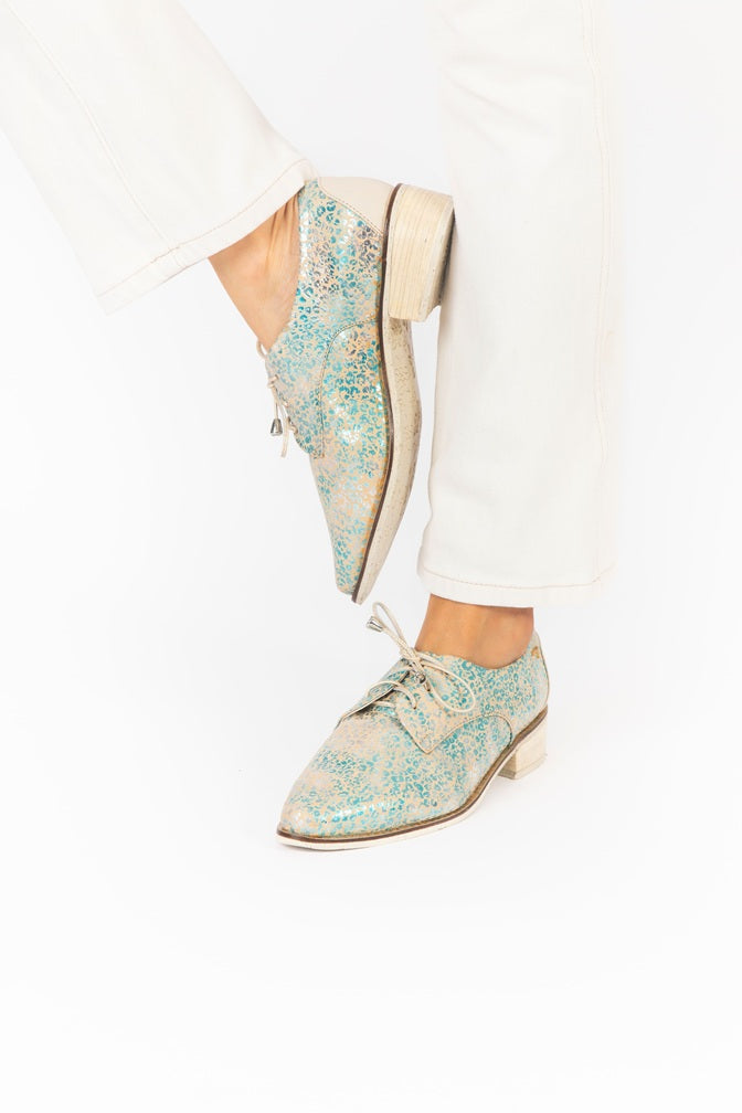 Derby Clásico Punta Alargada Turquesa