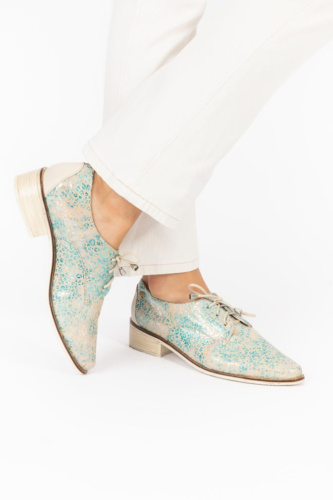 Derby Clásico Punta Alargada Turquesa