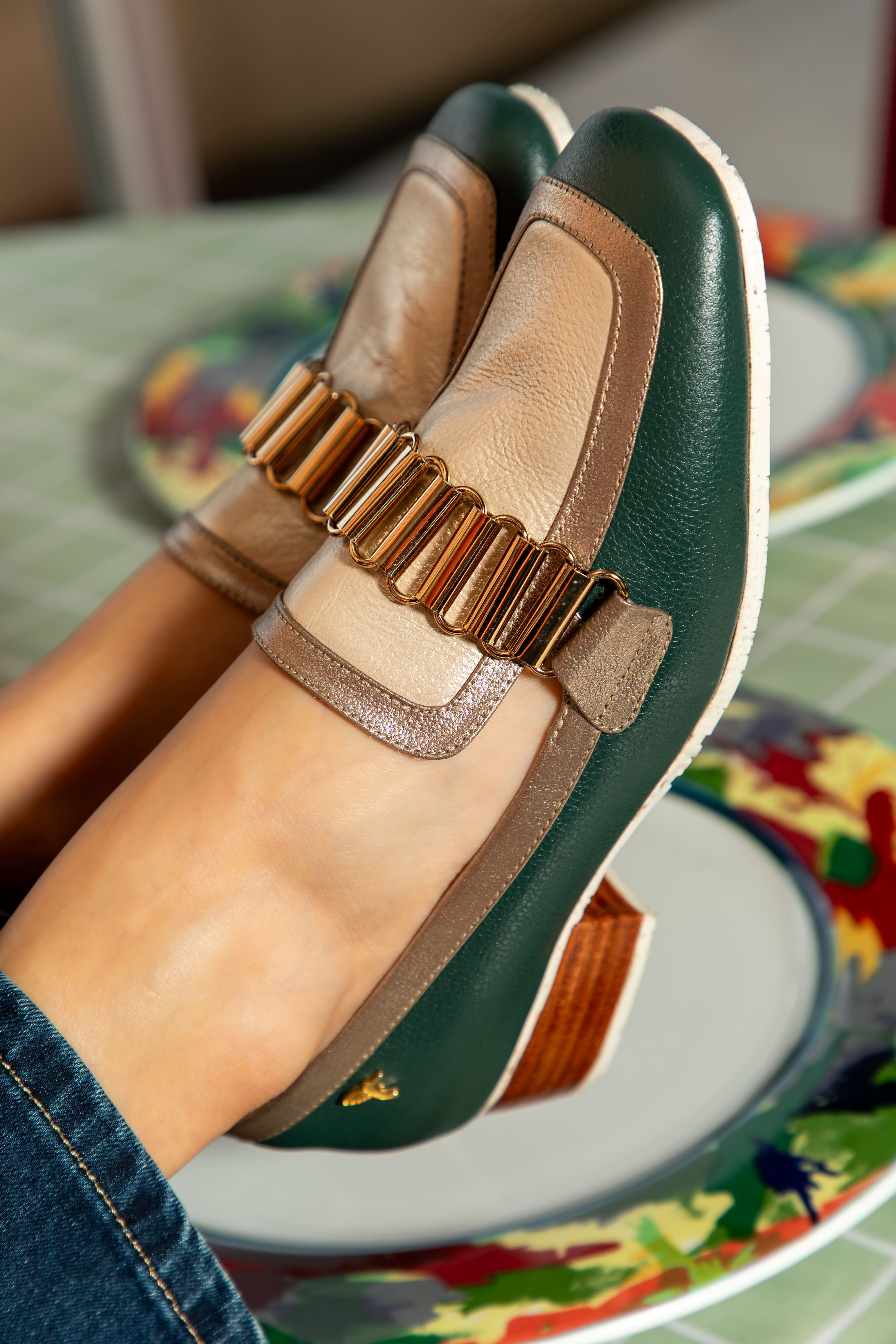 Mocasines de cuero para mujer hechos en Costa Rica. Diseño cómodo, elegante y versátil para uso diario con envío nacional e internacional.