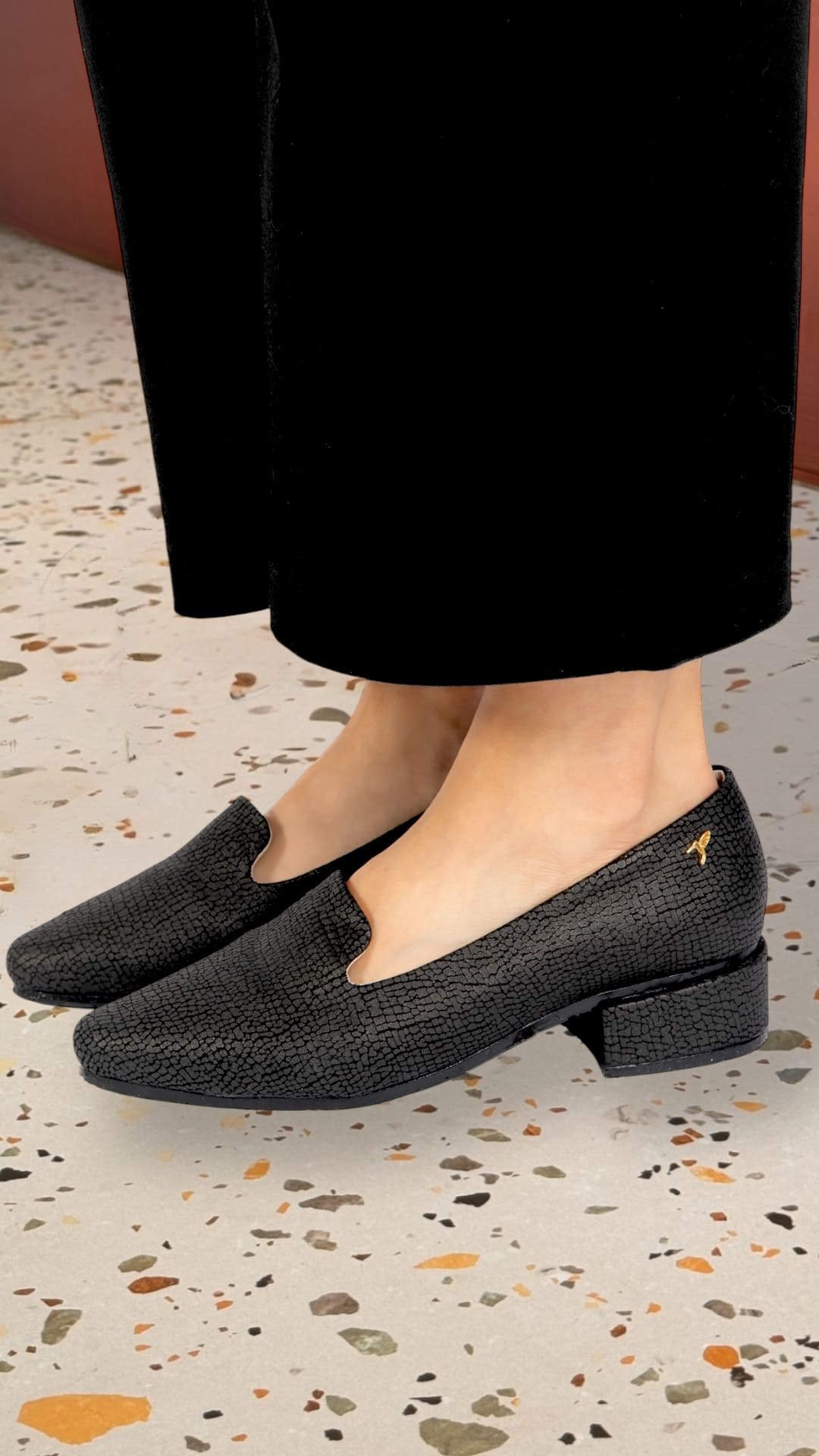 Mocasines de cuero para mujer hechos en Costa Rica. Diseño cómodo, elegante y versátil para uso diario con envío nacional e internacional.