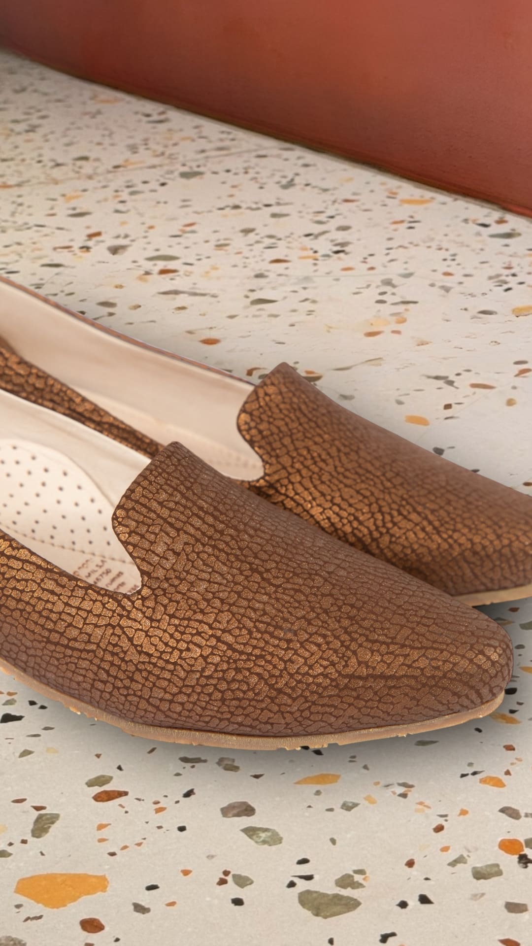 Mocasines de cuero para mujer hechos en Costa Rica. Diseño cómodo, elegante y versátil para uso diario con envío nacional e internacional.