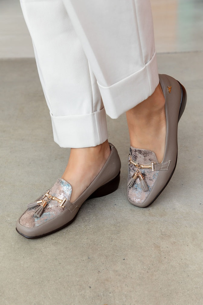 Mocasines de cuero para mujer hechos en Costa Rica. Diseño cómodo, elegante y versátil para uso diario con envío nacional e internacional.