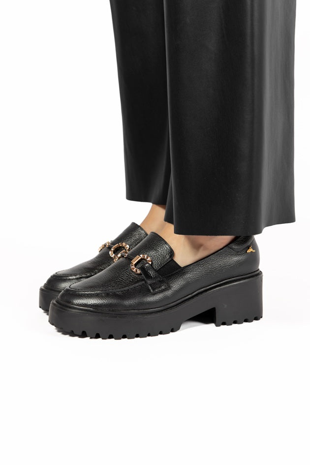 Mocasines de cuero para mujer hechos en Costa Rica. Diseño cómodo, elegante y versátil para uso diario con envío nacional e internacional.